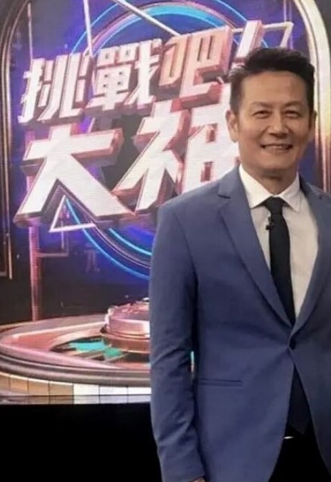 LonelyMeow圣诞献礼_性感黑丝诱惑粗大加鸡巴自慰后被老外真鸡巴爆操_按在桌子上疯狂输出 - 今日看料