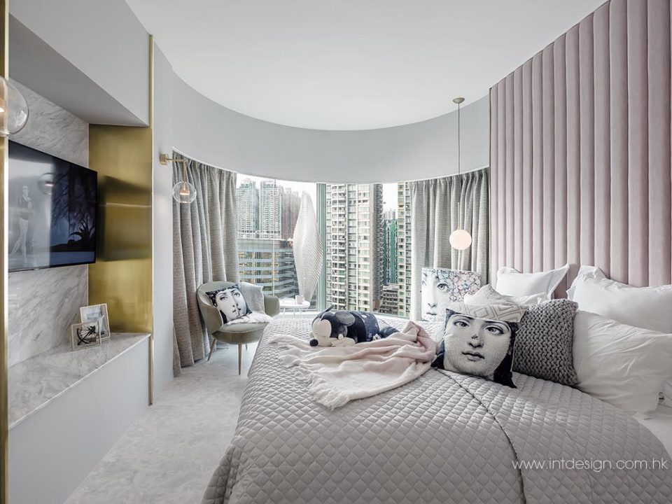 Giopato & Coombes Soffio Wall Lamp in Central Park's Master Bedroom